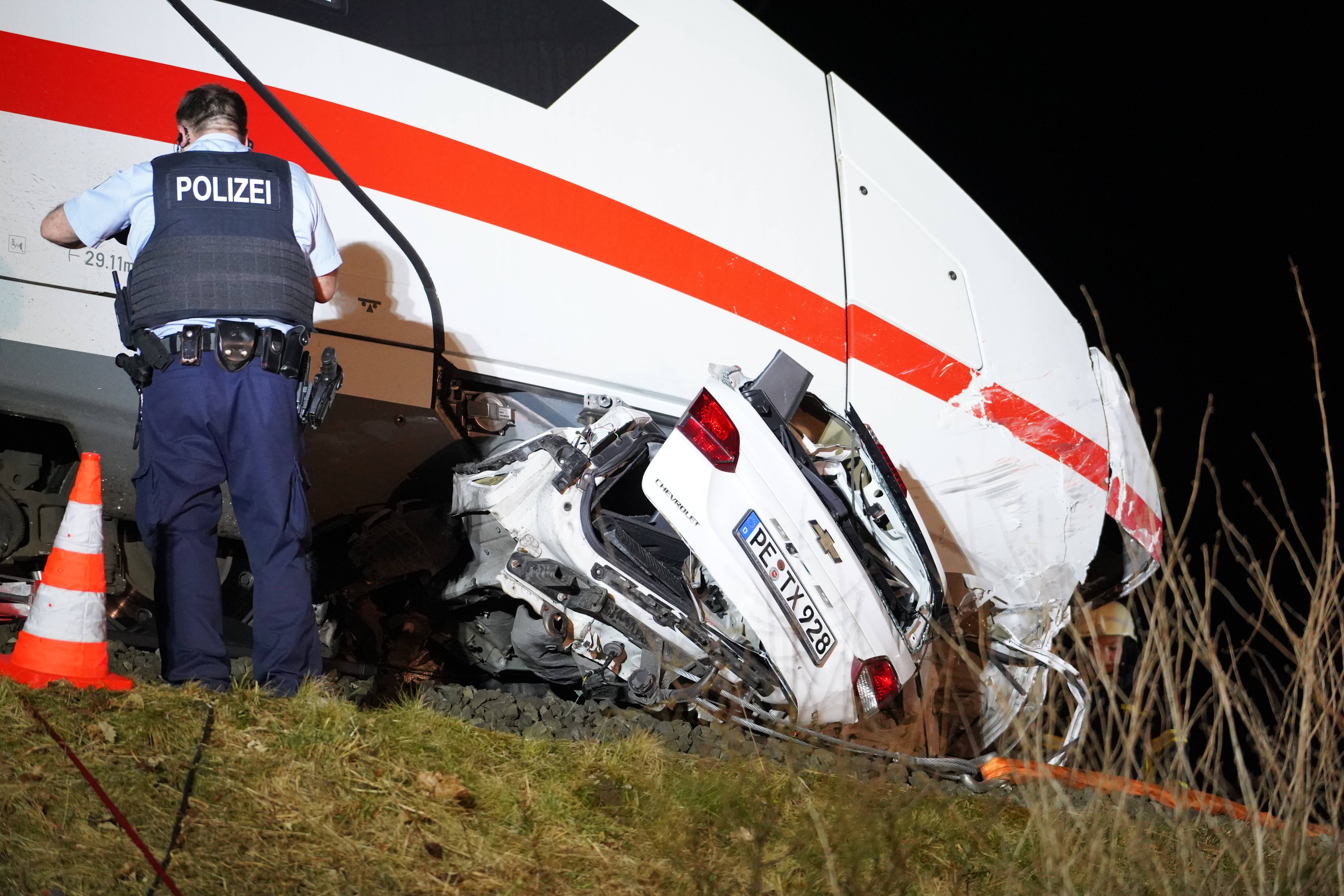 Regionalbahn rammt Auto - 3 Menschen sterben! Schreckliches Bahnunglück am Morgen!