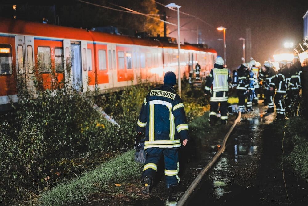 Zugverkehr eingestellt! Lok-Führer entdeckt Leiche am Gleis! Was ist geschehen?