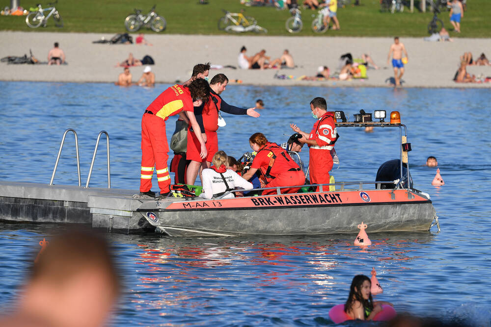 Familienvater ertrinkt vor den Augen seiner Söhne: Tragödie am Badesee!