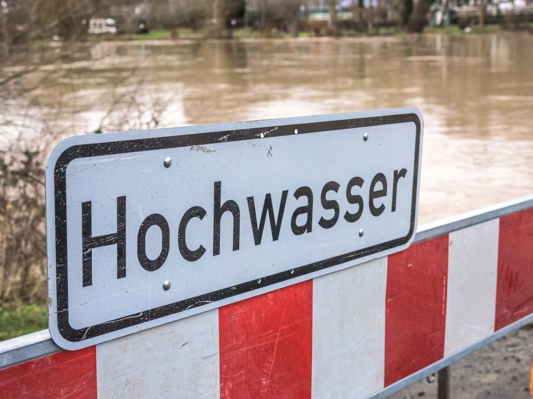 Es geht los! Katwarn-Lage - Tornado-Tief "Lambert" erreicht Deutschland - Katastrophenschutz gibt Warnung raus