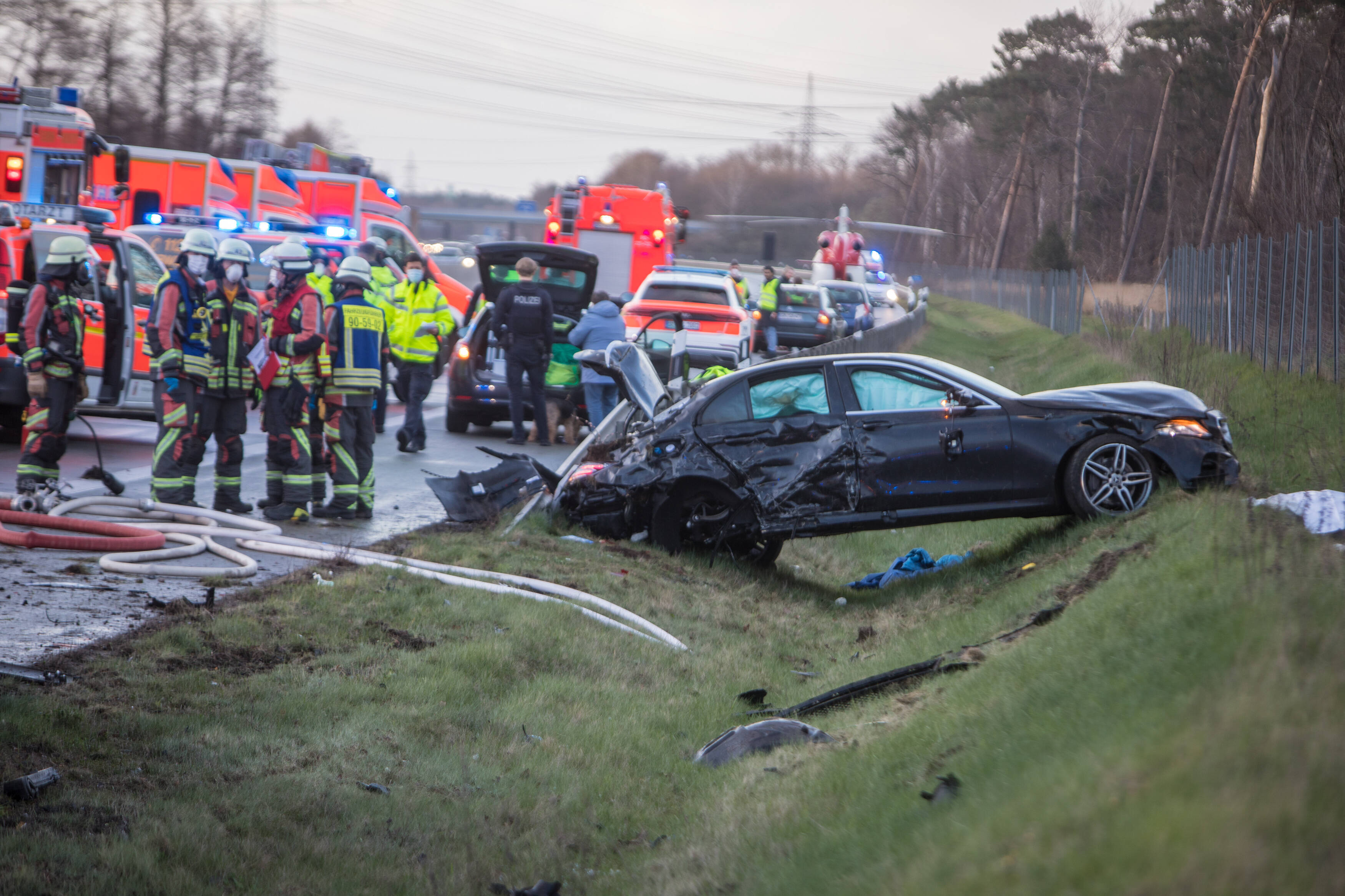 Vater und Sohn sterben! Tödlicher Unfall - Zwei Insassen eines PKW gestorben! Sperrung nach Horror-Crash