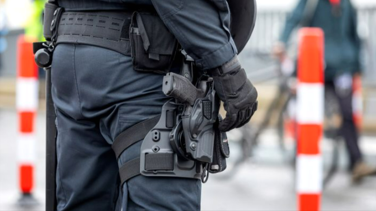 Amoklauf in Augsburg! 64-jähriger erschießt seine 3 Nachbarn - er feuerte einfach durch die Tür!