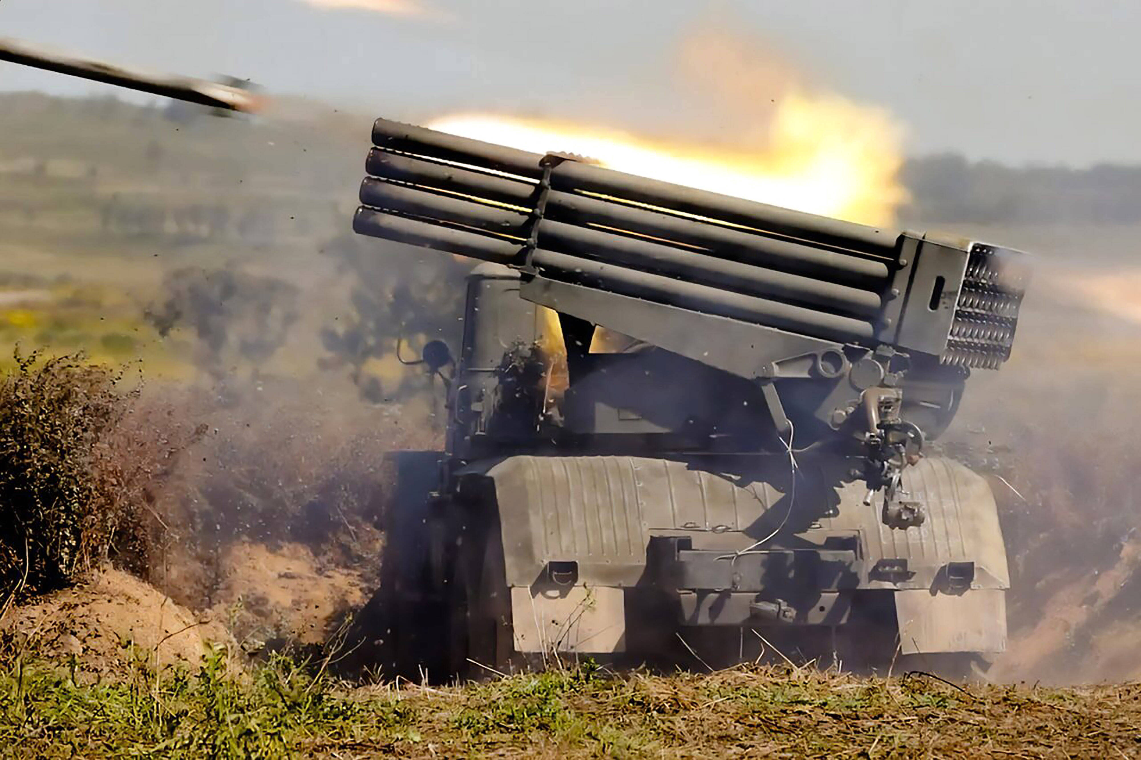 Eilmeldung - Russen feuern Raketen auf Theater und Innenstadt von Tschernihiw - mehrere Menschen getötet!