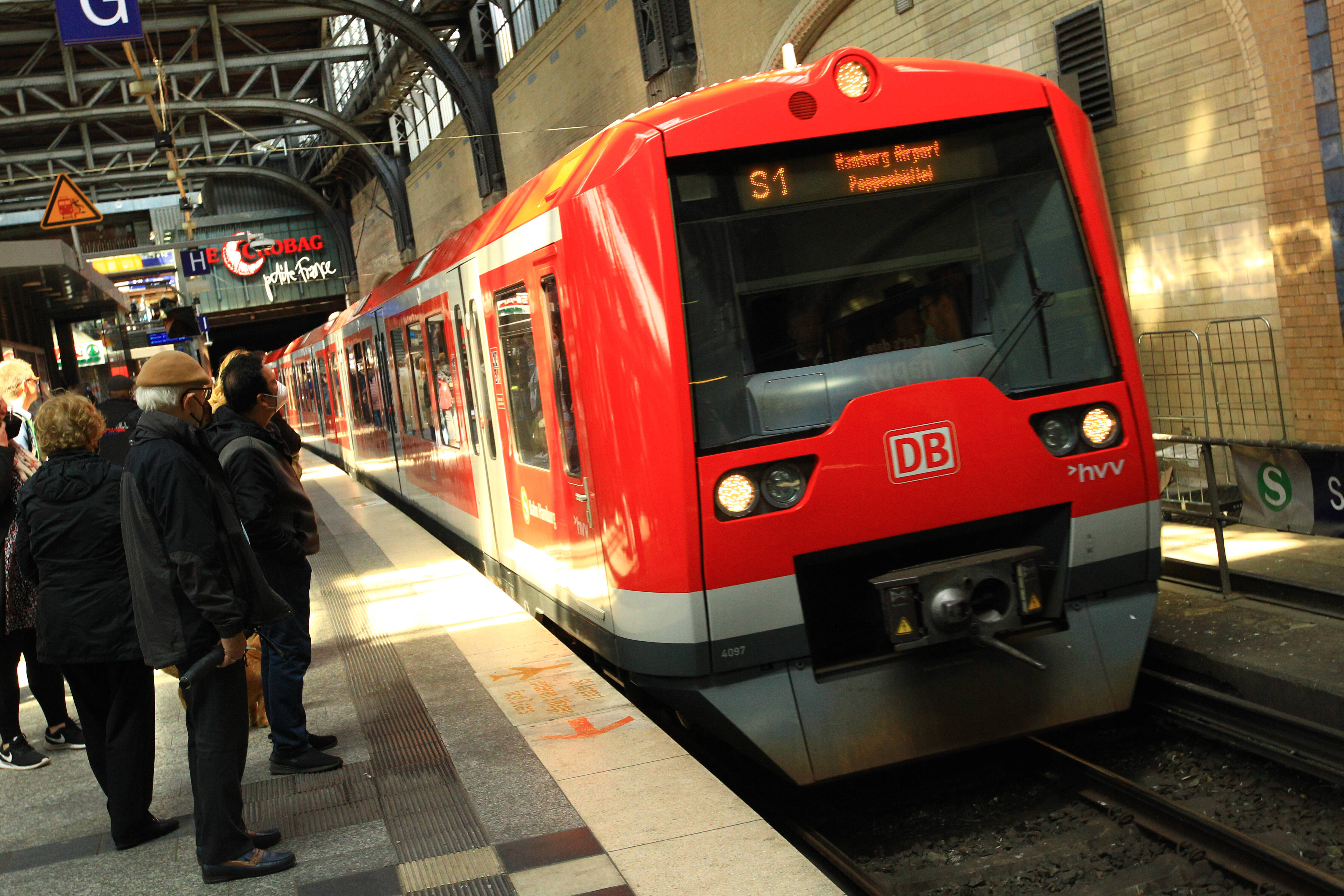 Tödliches Bahn-Unglück - Mann stolpert und stürzt vor einfahrende S-Bahn!