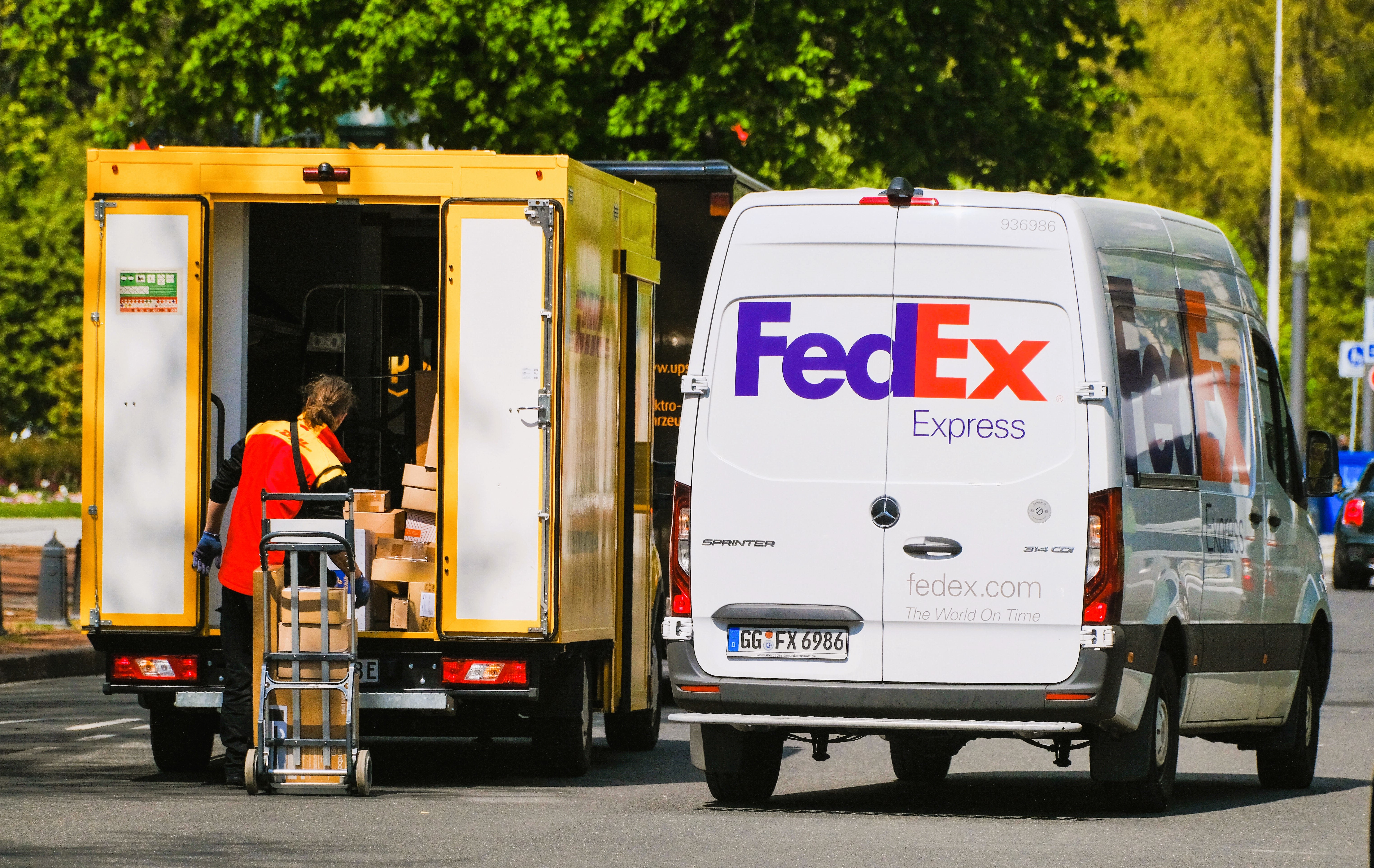 Paketbote schlägt Rentner an der Haustür nieder! Erschütternder Vorfall bei der Paketzustellung!