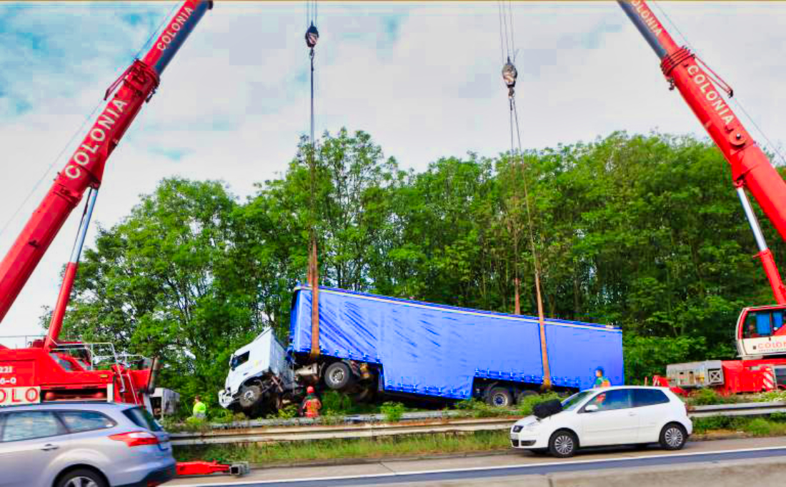 Vollsperrung! Schwerer Unfall auf der Autobahn - Mehrere Verletzte und stundenlange Verkehrsbehinderung