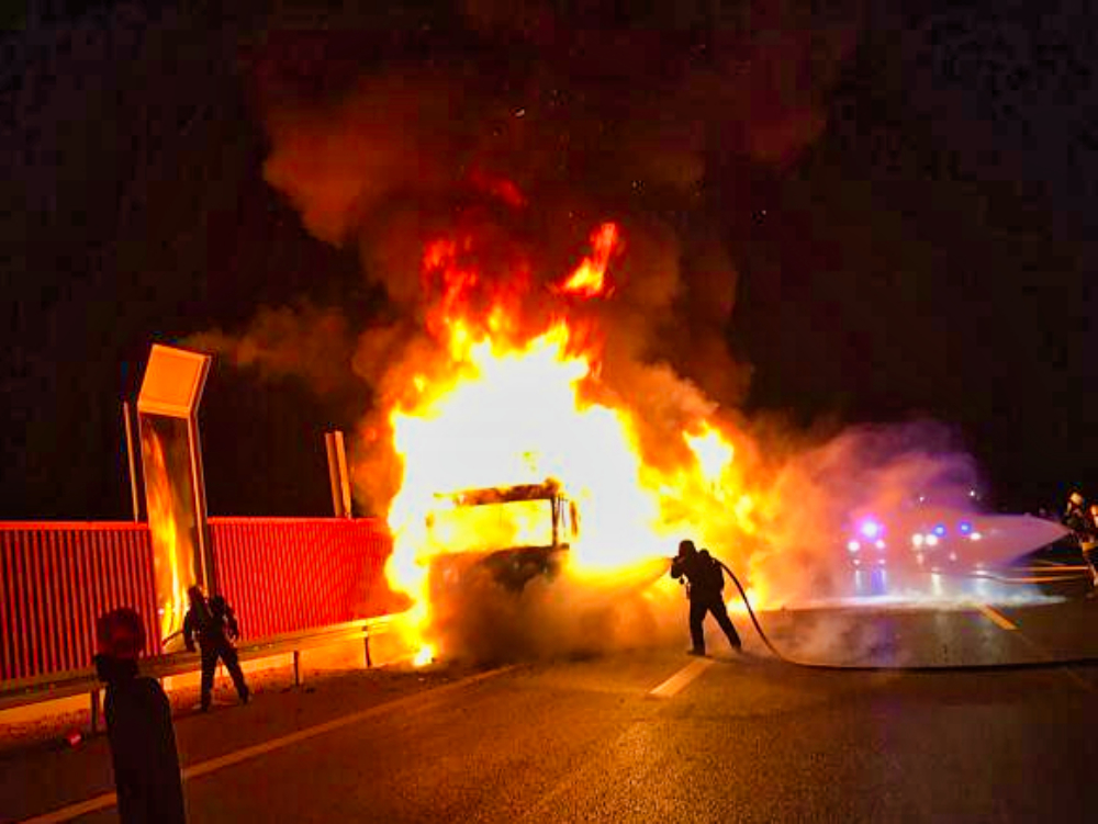 Vollsperrung auf der Autobahn! LKW kracht gegen den Pfeiler einer Brücke und brennt aus