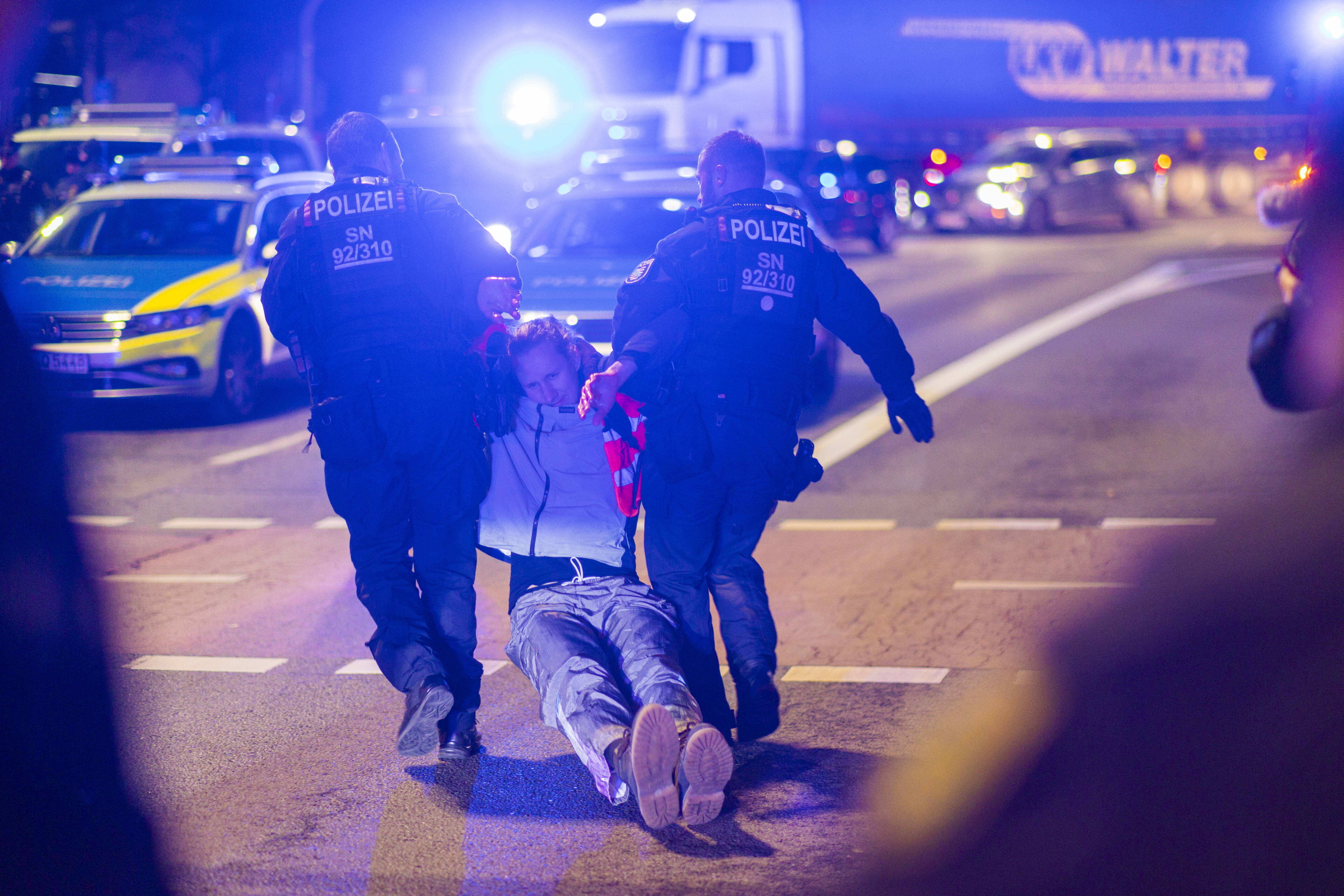 Eilmeldung! Polizist tötet attackierenden Messerstecher - Ermittlungen zur Aufklärung der Hintergründe laufen