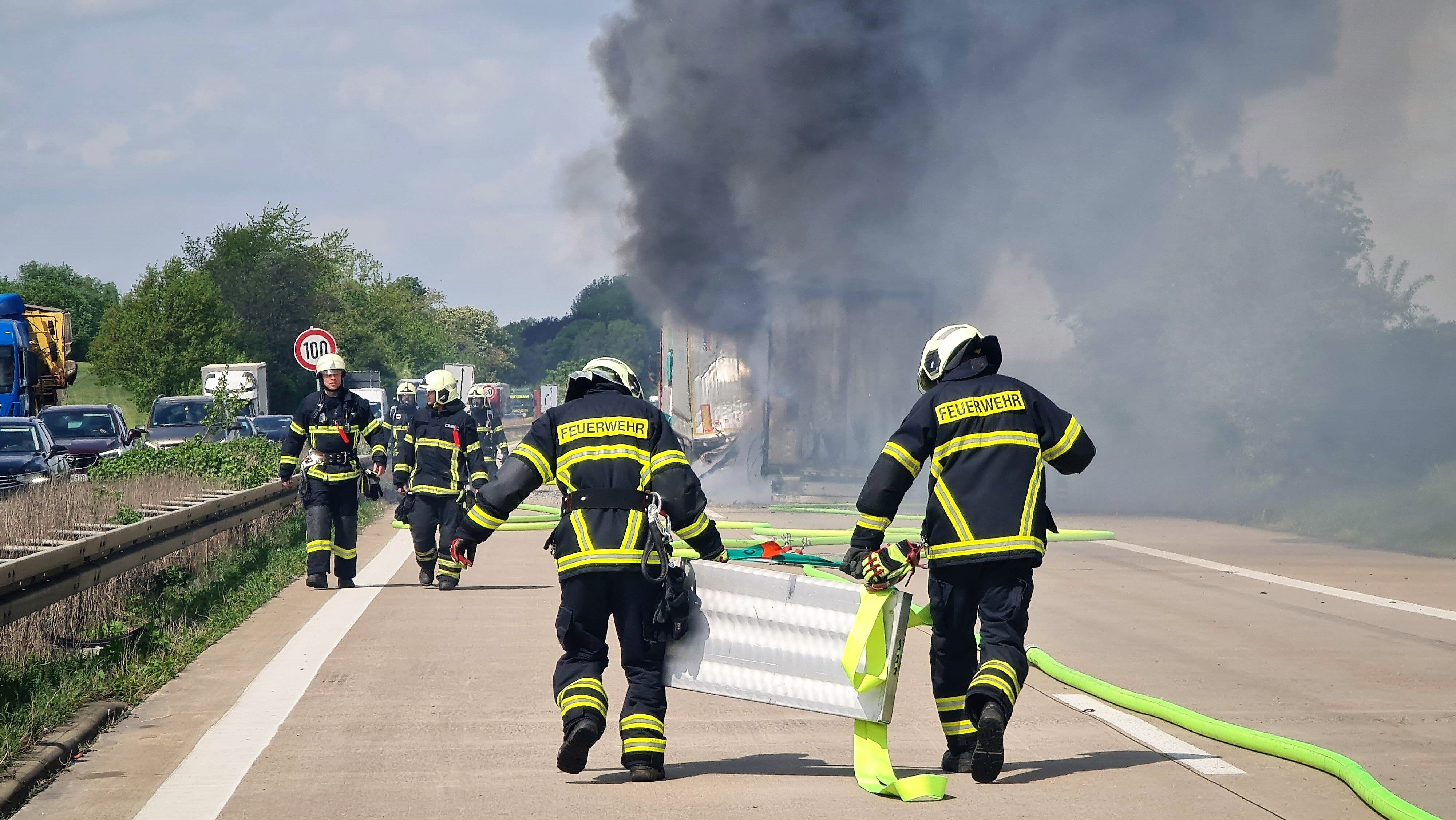 Vollsperrung! Munitions-LKW verunglückt auf Autobahn - schwerer Unfall führt zu langen Staus