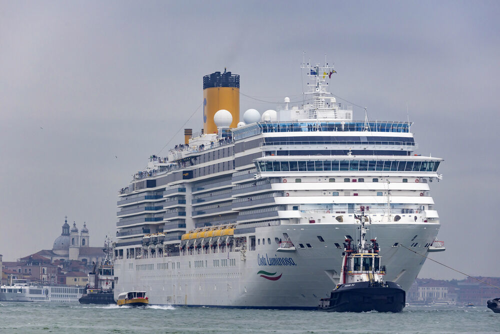 Kreuzfahrtschiff  von Sturm getroffen - 100 Passagiere verletzt! Dramatische Szenen auf See!