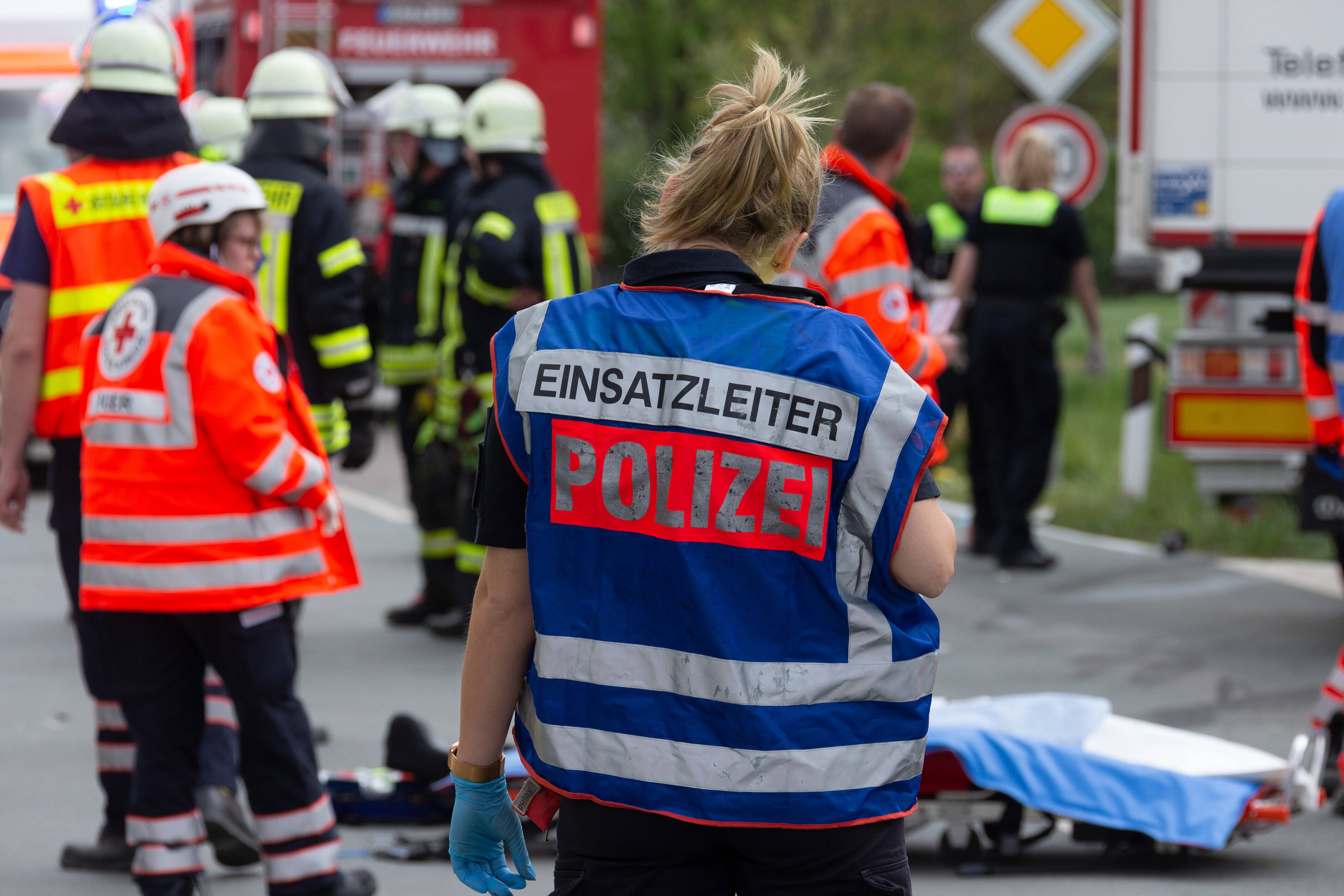 Tödlicher Massencrash endet mit Vollsperrung! Fahrer gerät in Gegenverkehr und wird zermalmt!