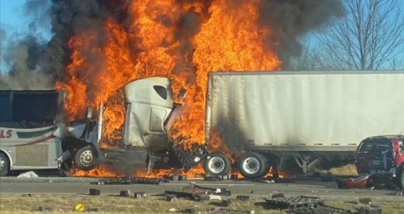 Schulbus brennt, mindestens 6 Tote nach schwerem Unfall! 
