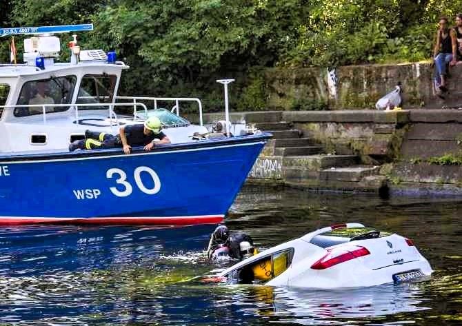 Auto stürzt von Autobahn in Fluss! Fahrer stirbt, Feuerwehr kämpft um Rettung der Beifahrerin!