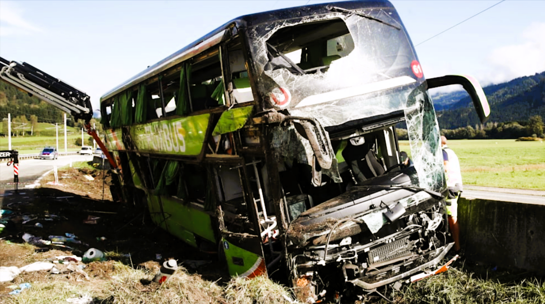 Schwerer Flixbus-Unfall auf der Autobahn! Fahrgäste und der Busfahrer im Krankenhaus