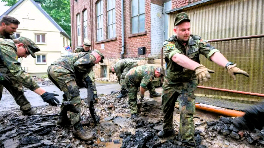 Hochwasserlage außer Kontrolle! Kaum noch Sandsäcke, Helfer erschöpft! Und es regnet weiter
