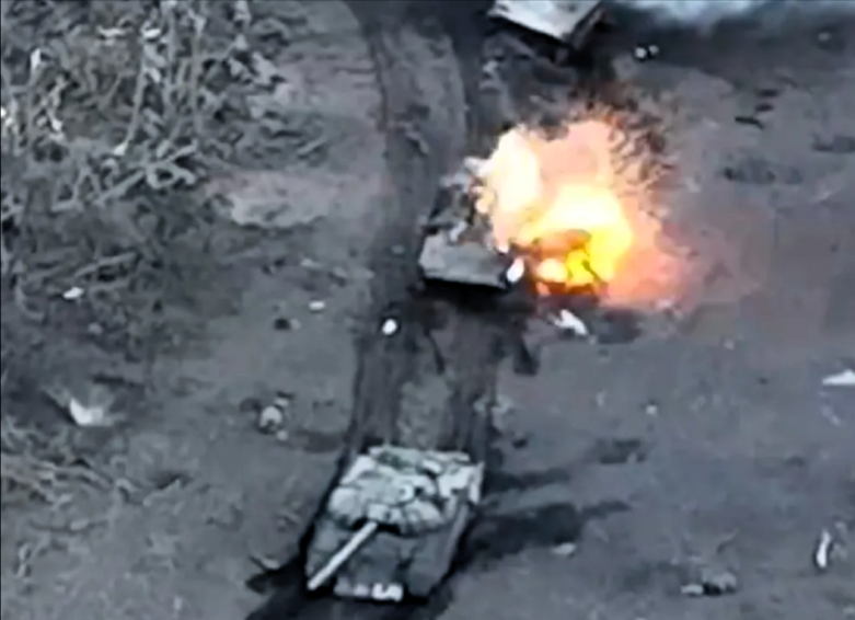 [Video] Drohnen-Schwarm vernichtet 11 russische Panzer auf einen Schlag! Putin tob!