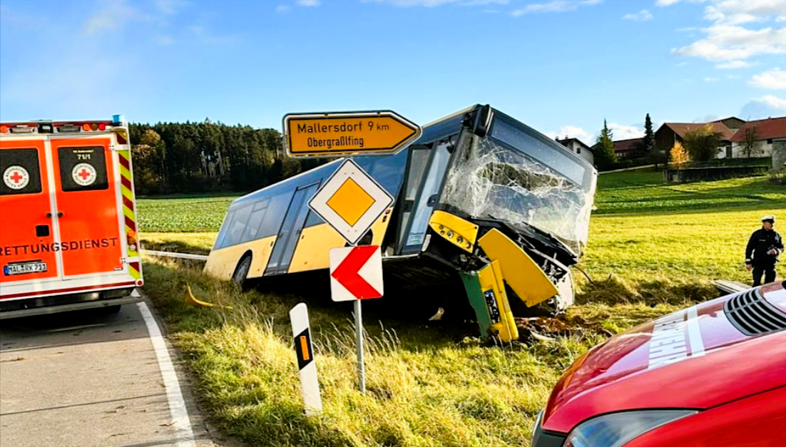 Schulbus-Unfall am Morgen! Schüler springen in Panik aus dem Fahrzeug