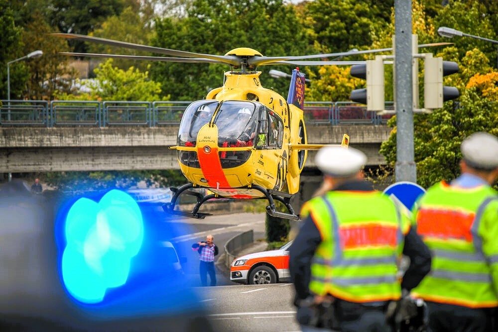 Tödliches Unfall-Drama! Ehepaar verbrennt nach Crash gegen einen Baum im Fahrzeug