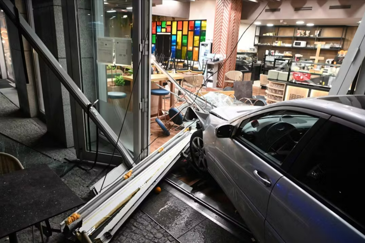 Eilmeldung! Auto rast in Restaurant in Berlin! Schockszenen in der Hauptstadt