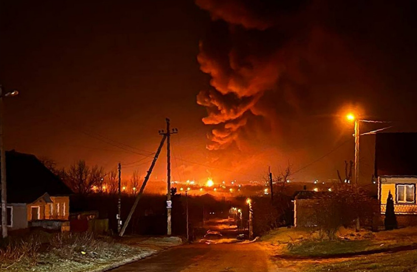 Ukraine greift Russland an! Attacken tief im Landesinneren - Öllager in Flammen - Putin machtlos gegen Drohnenangriffe 