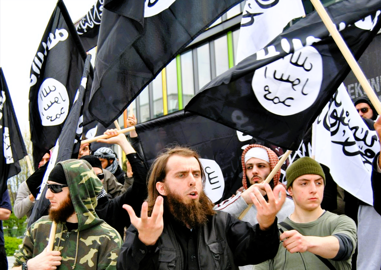 5 Bombenanschläge auf deutsche Städte! NRW-Innenminister Reul informiert: Verhaftete Jugendliche sollen Attentate geplant haben
