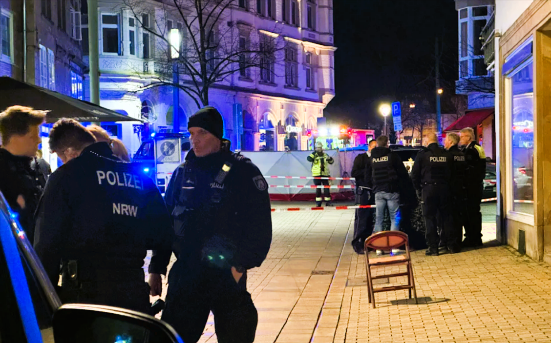 3-jähriges Mädchen aus Park verschwunden - Polizei findet das Kind in der Wohnung eines 70-jährigen Mannes!