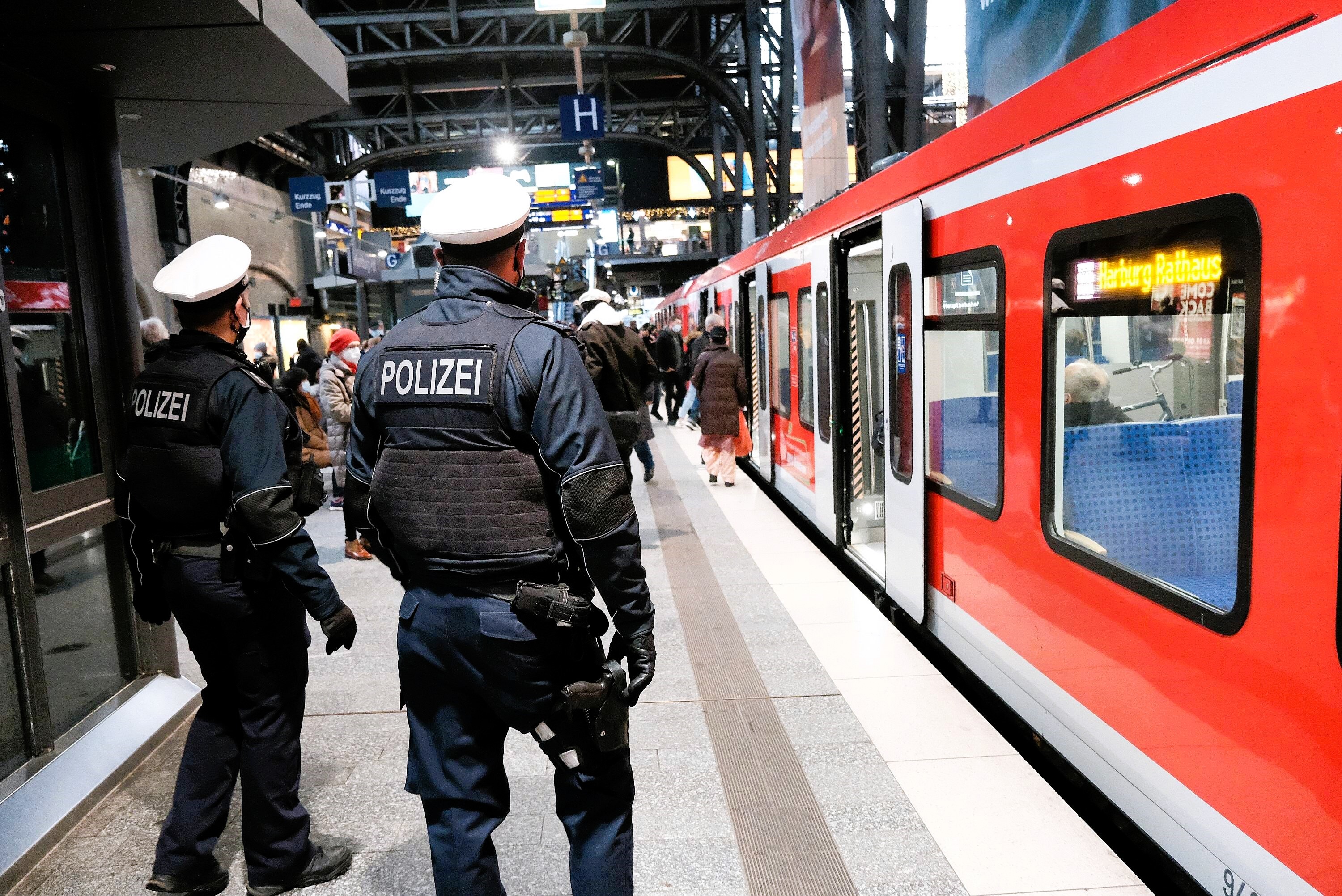 Tödlicher Unfall am Bahnhof - Mann erleidet Stromschlag durch Oberleitung und erliegt seinen Verletzungen