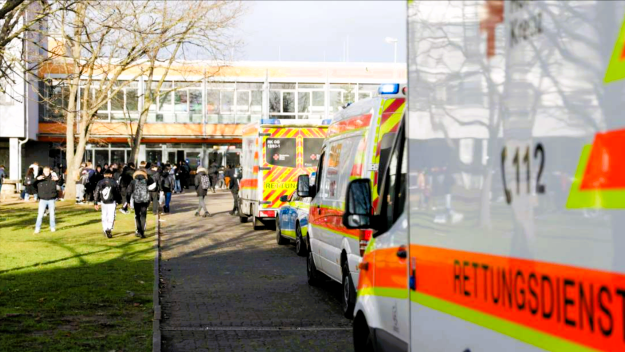 Amokalarm auf dem Schulhof! 13-jähriger Junge sticht 12-jährigen Kontrahenten nieder