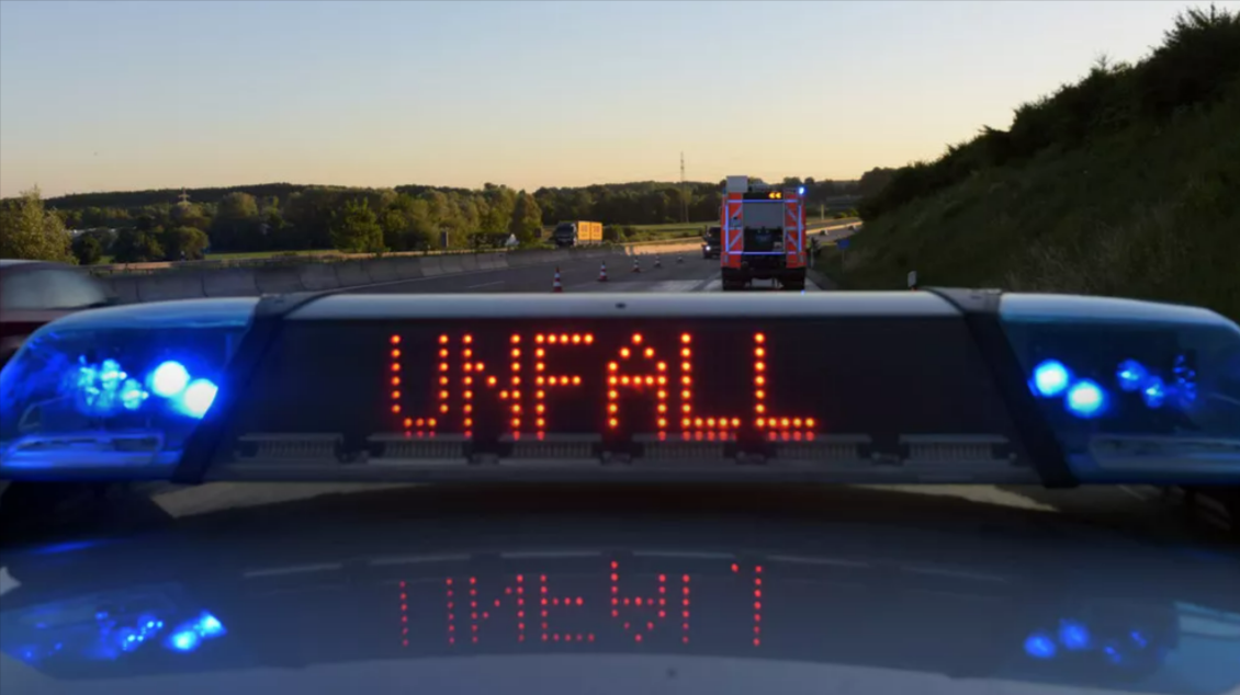 Vollsperrung! Schwerer Unfall! Auto brennt, 5 Menschen verletzt!