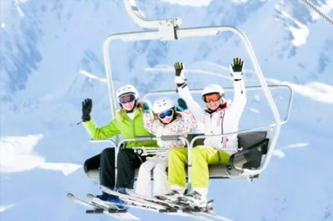 Gondelabsturz in Skigebiet! Zahlreiche Skifahrer bei Absturz von Sessellift verletzt!