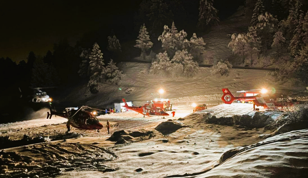 Drama auf der Skipiste! Privathelikopter stürzt ab – Millionär tot, Skifahrer in Lebensgefahr