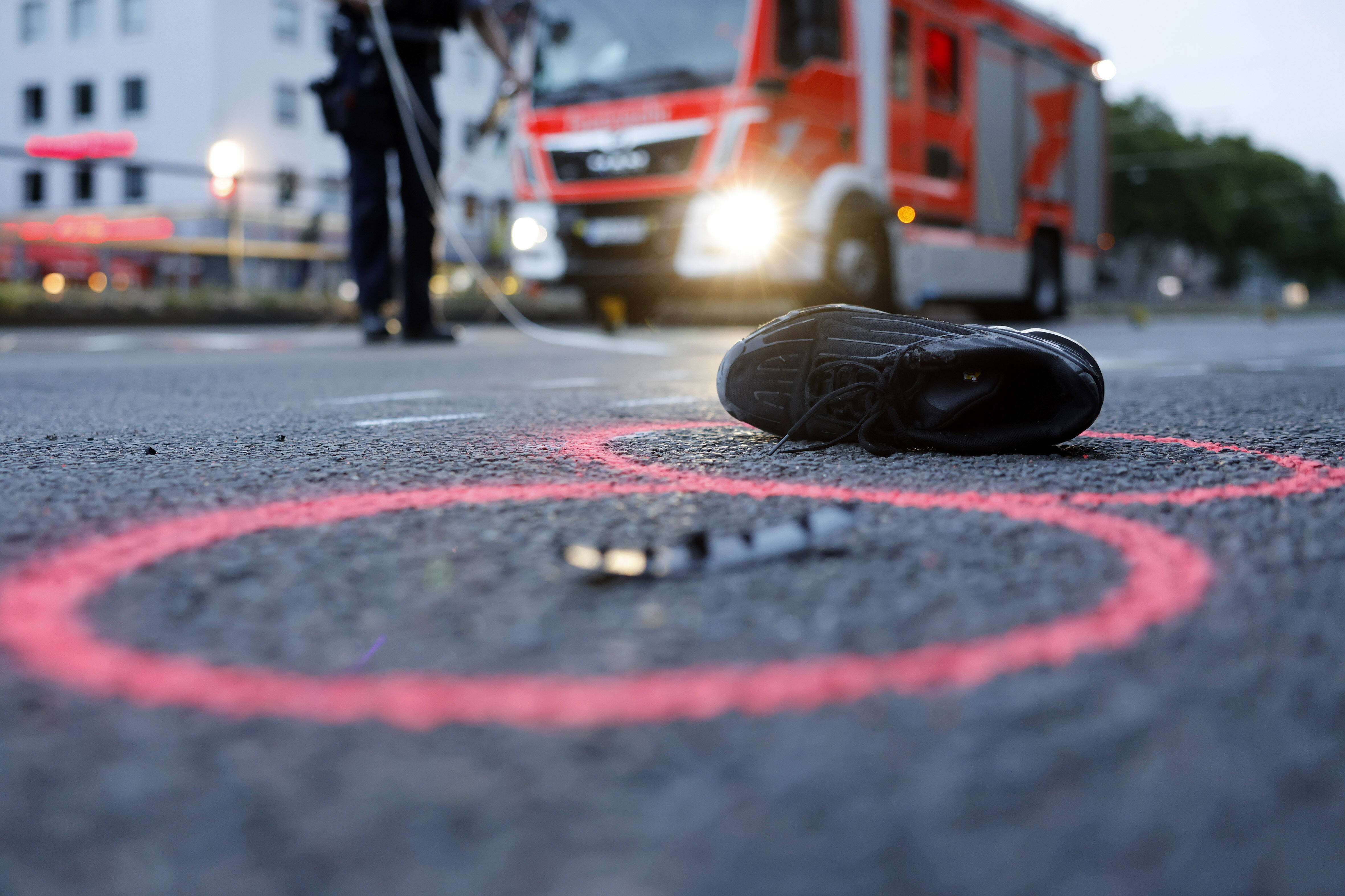 Unglaubliches Wunder: Totgeglaubter Motorradfahrer zeigt plötzlich Lebenszeichen – Reporter rettet ihn im letzten Moment!